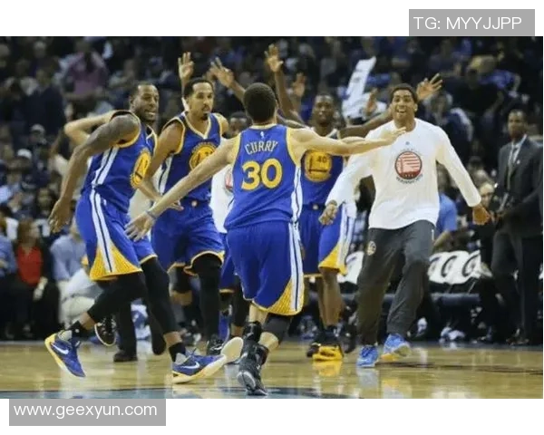 乔丹奥尼尔对决勇士队的精彩瞬间与赛季回顾分析