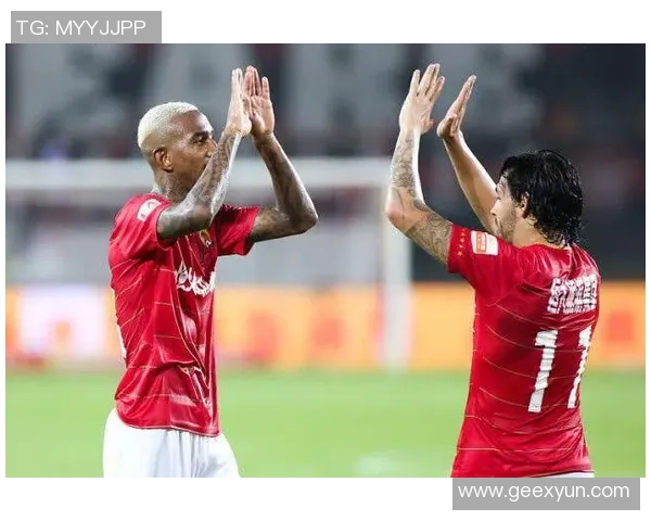 恒大与巴萨巅峰对决海报展现足球激情与荣耀之战 恒大与巴萨巅峰对决海报展现足球激情与荣耀之战