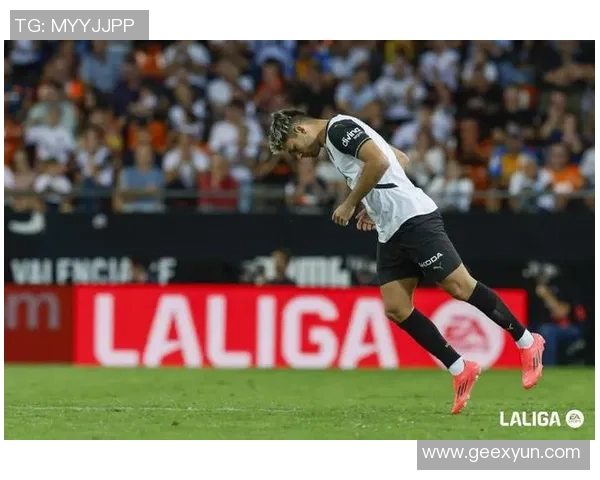 瓦伦西亚队迎战劲敌全力争胜期待球迷热情助威